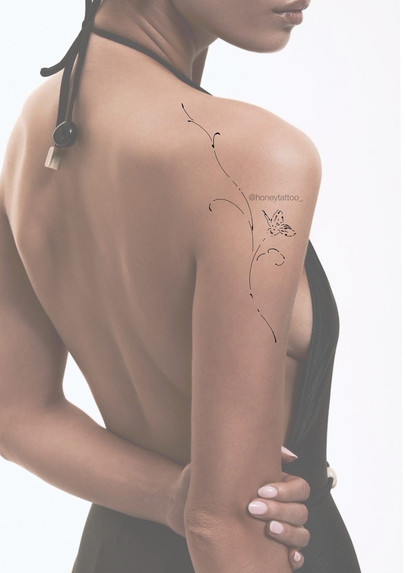 Enredadera con mariposa · hombro