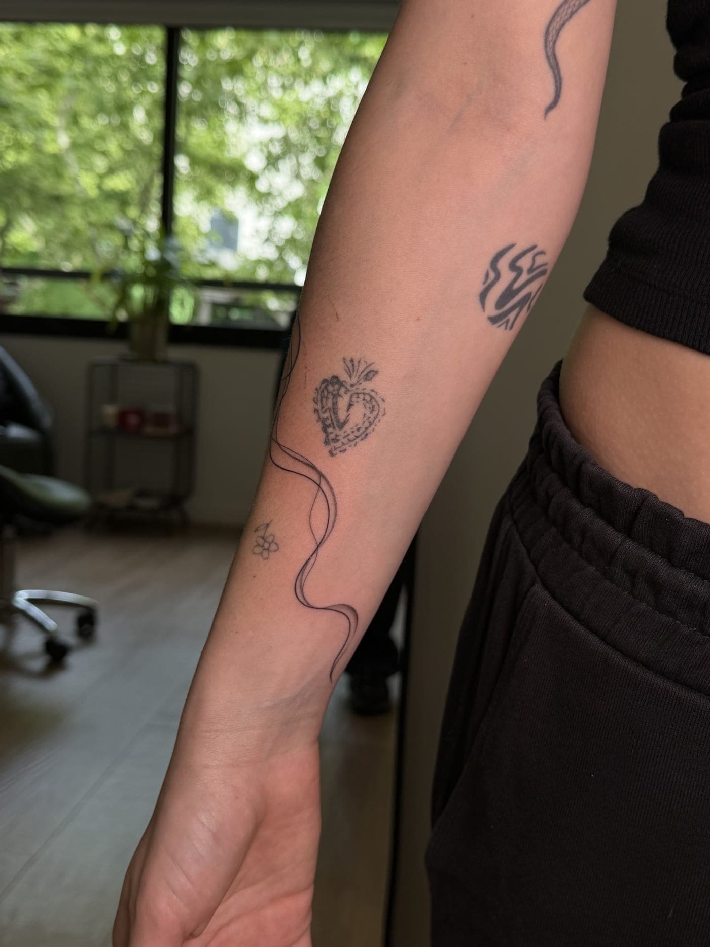 Tatuaje fine line — Diseño fluido