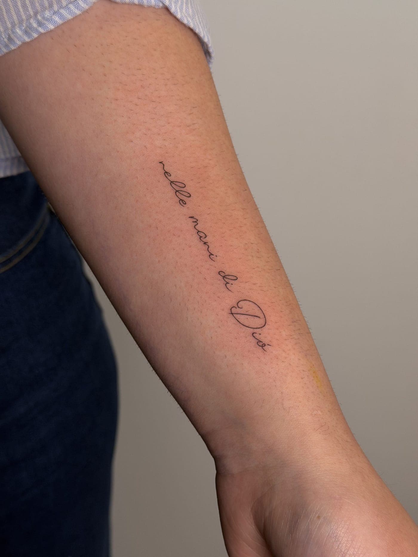 Tatuaje fine line — Lettering en el brazo