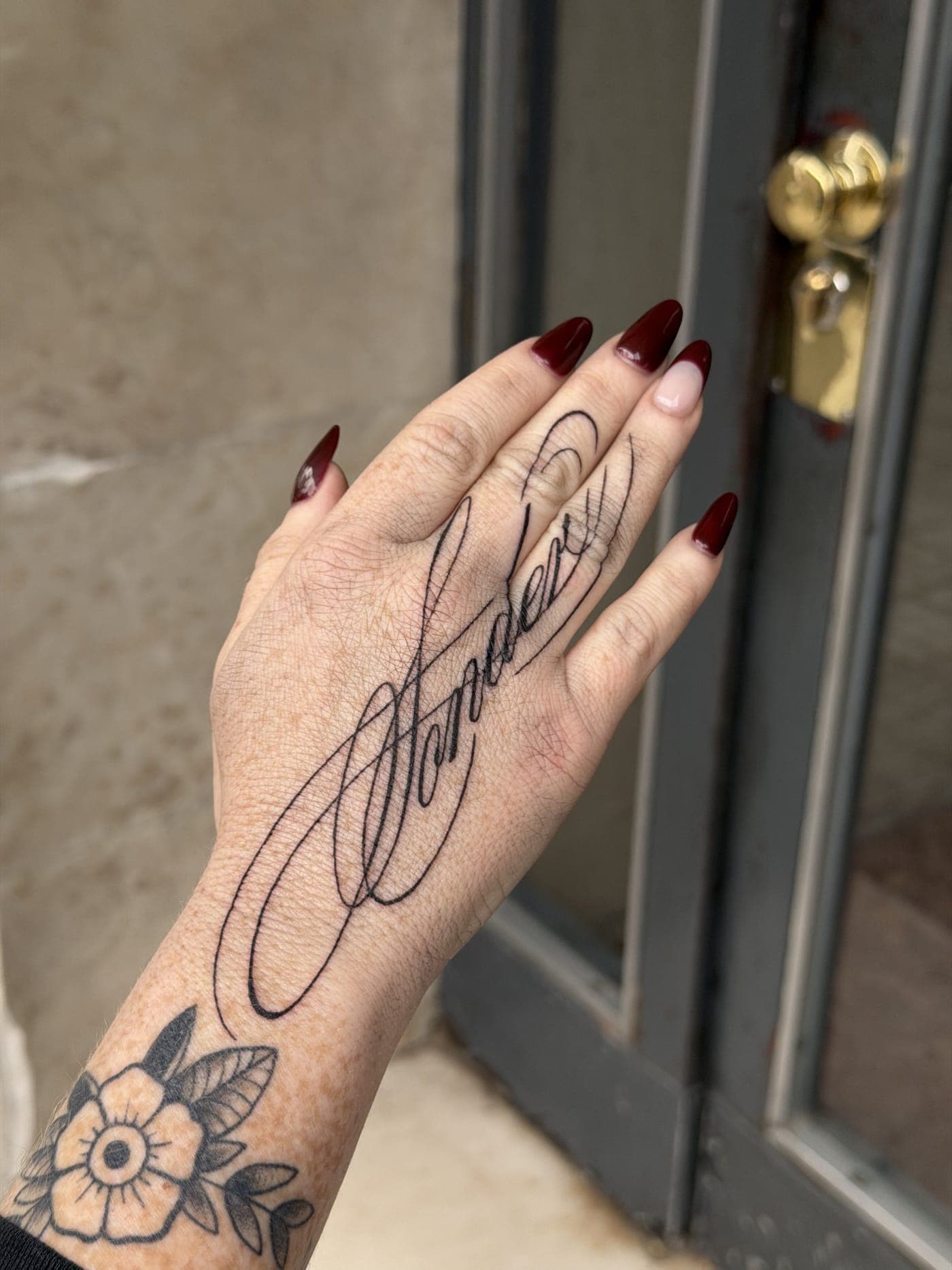 Tatuaje fine line — Lettering con caligrafía