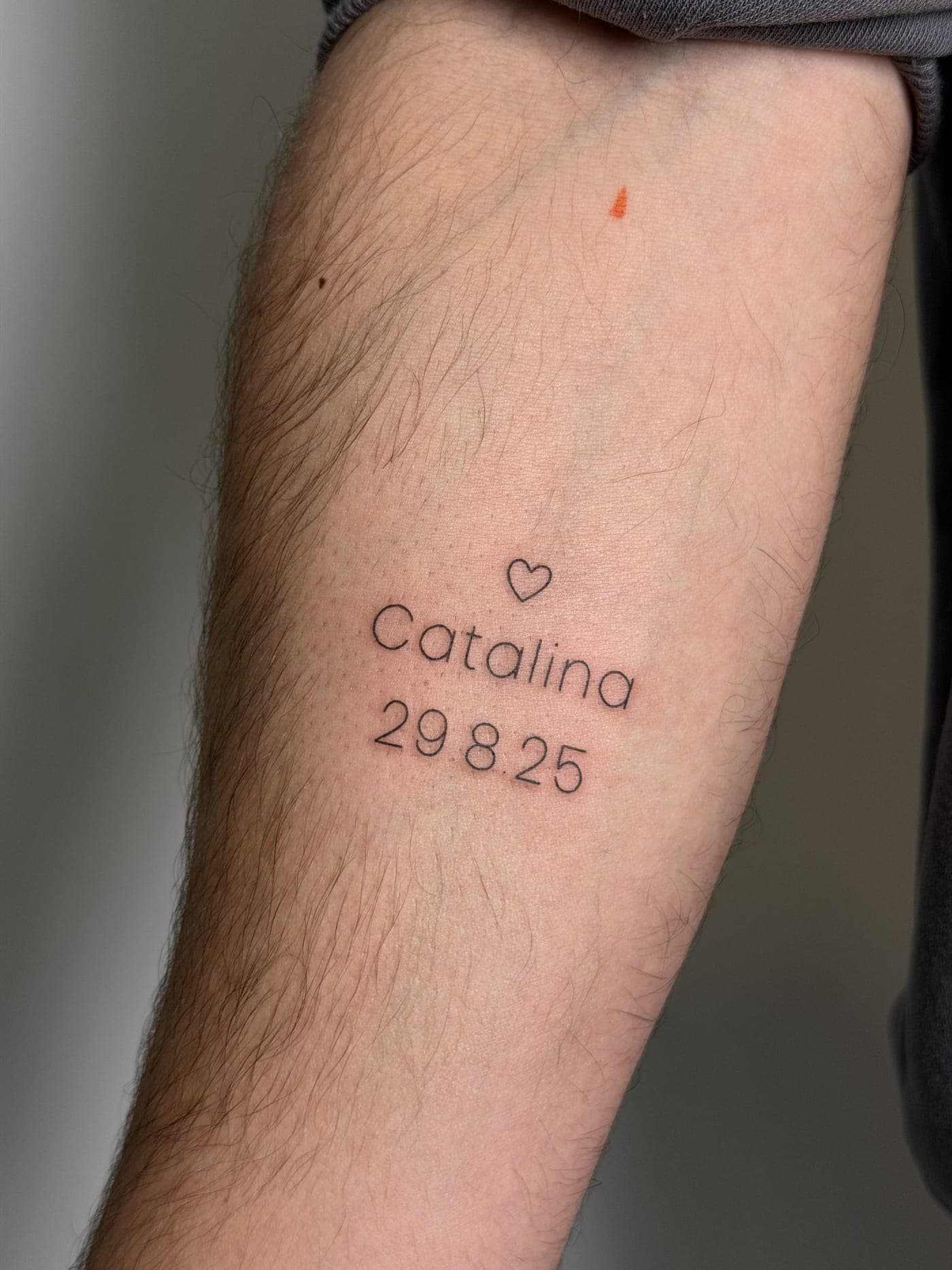 Tatuaje fine line — Nombre y fecha