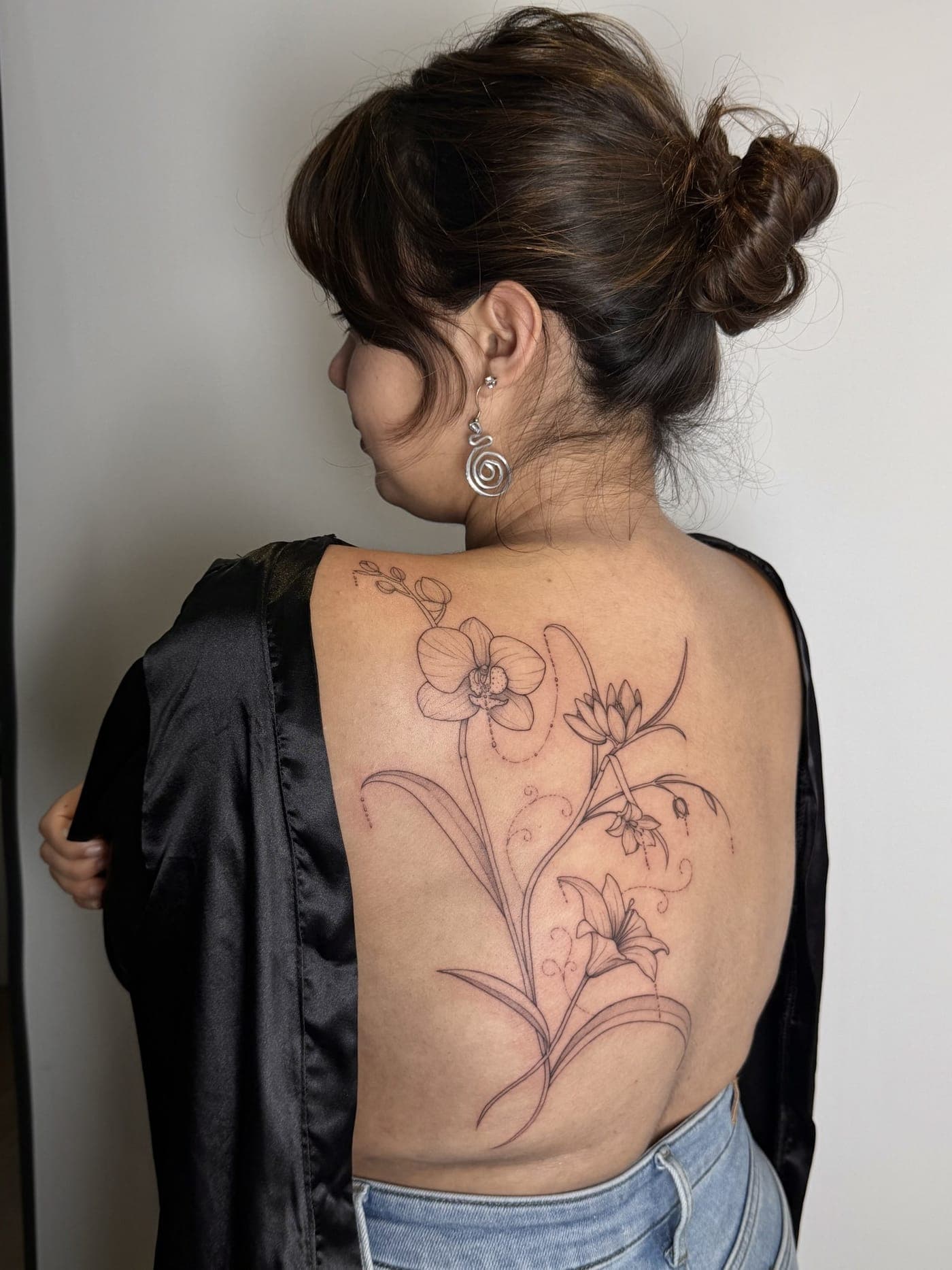 Tatuaje fine line — Ramo floral en la espalda