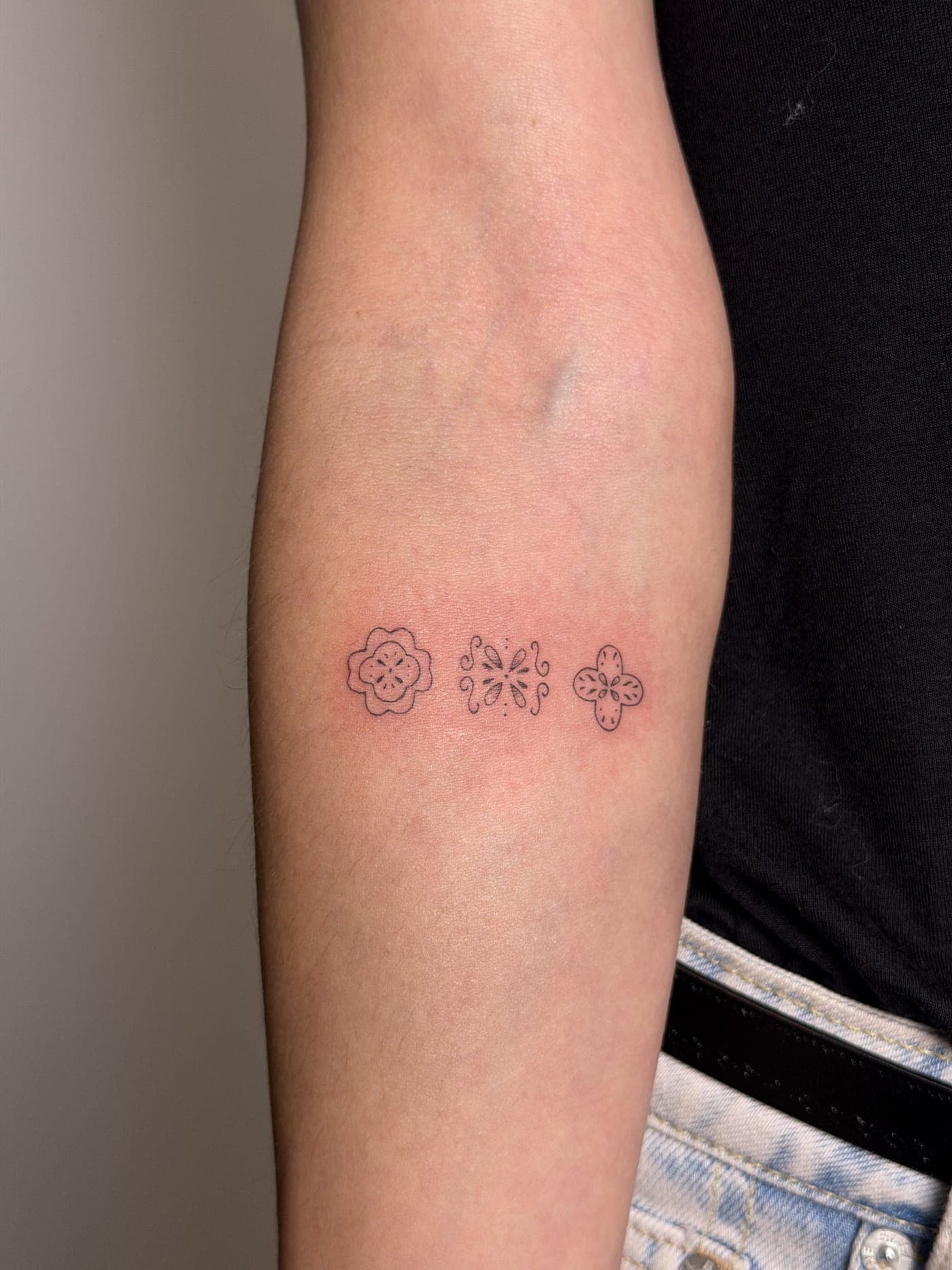 Tatuaje fine line — Trío de micro tatuajes
